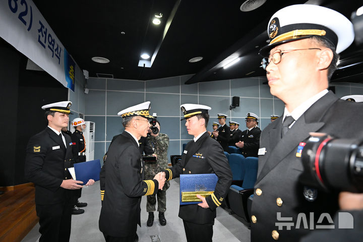 [진해=뉴시스] 차용현 기자 = 해군은 26일 오전 진해군항에서 초계함 광명함 전역식을 개최했다. 이날 광명함은 36년간 해양 수호 임무를 마치고 현역에서 물러났다. 사진은 김경률 해군작전사령관이 우수 승무원에게 표창장을 수여하고 있다. 2025.12.26. con@newsis.com