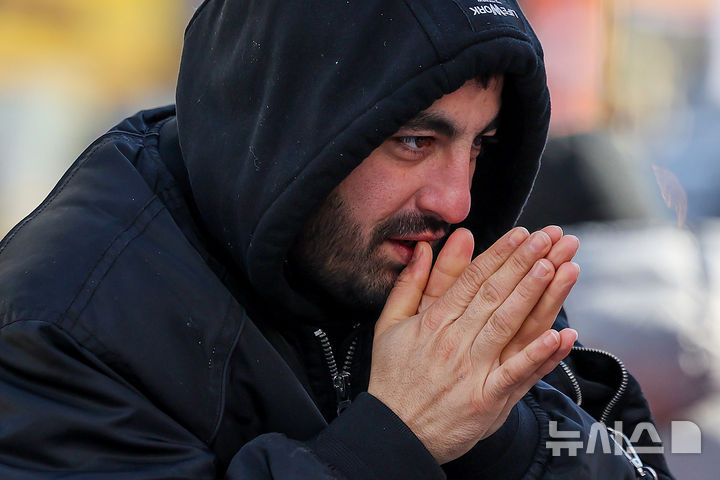 [대구=뉴시스] 이무열 기자 = 전국에 한파가 찾아온 26일 대구 중구 동성로에서 한 외국인이 입김을 불며 손을 녹이고 있다. 2025.12.26. lmy@newsis.com