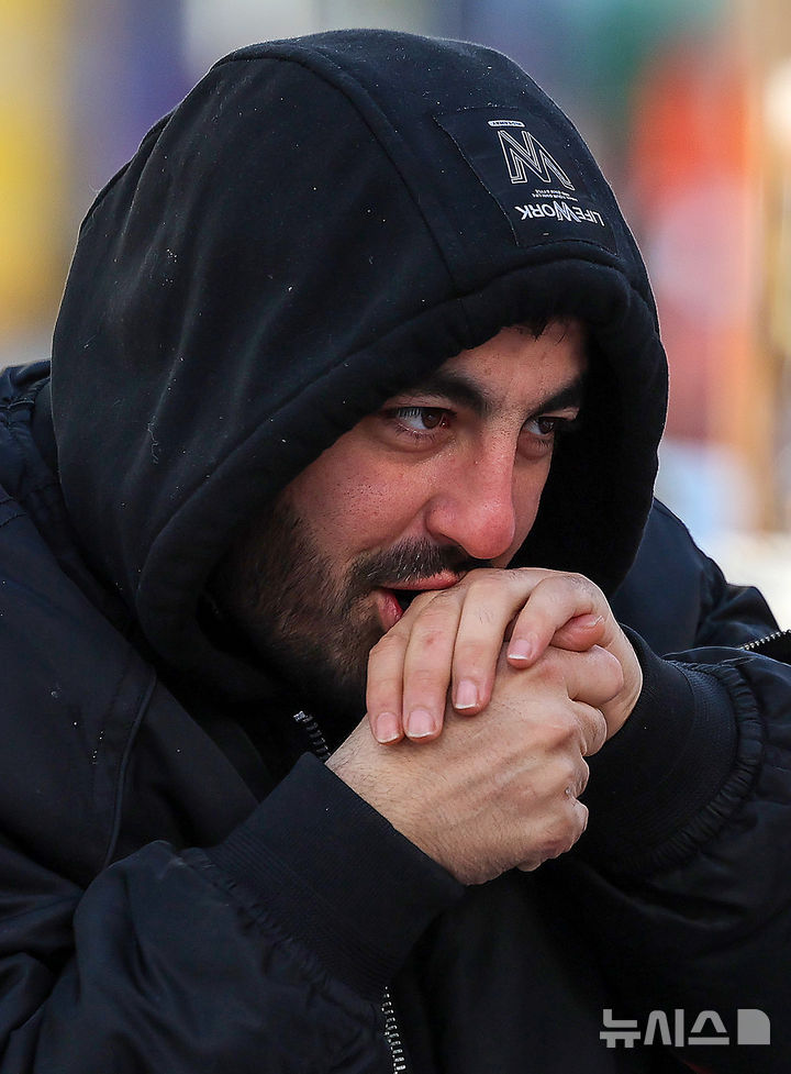 [대구=뉴시스] 이무열 기자 = 전국에 한파가 찾아온 지난 26일 대구 중구 동성로에서 한 외국인이 입김을 불며 손을 녹이고 있다. (사진은 기사와 관련이 없습니다.) 2025.12.26. lmy@newsis.com