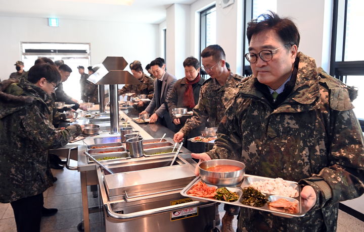 [서울=뉴시스] 국회사진기자단 = 우원식 국회의장이 26일 오전 경기 양평군 옥천면 제11기동사단 108기계화보병대대에서 식사를 하고 있다. 2025.12.26. photo@newsis.com *재판매 및 DB 금지
