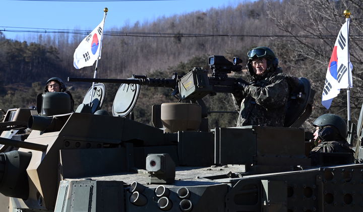 [서울=뉴시스] 국회사진기자단 = 우원식 국회의장이 26일 오전 경기 양평군 옥천면 제11기동사단 108기계화보병대대에서 K2 전차에 탑승해 있다. 2025.12.26. photo@newsis.com *재판매 및 DB 금지