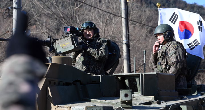 [서울=뉴시스] 국회사진기자단 = 우원식 국회의장이 26일 오전 경기 양평군 옥천면 제11기동사단 108기계화보병대대에서 K2 전차에 탑승해 있다. 2025.12.26. photo@newsis.com *재판매 및 DB 금지