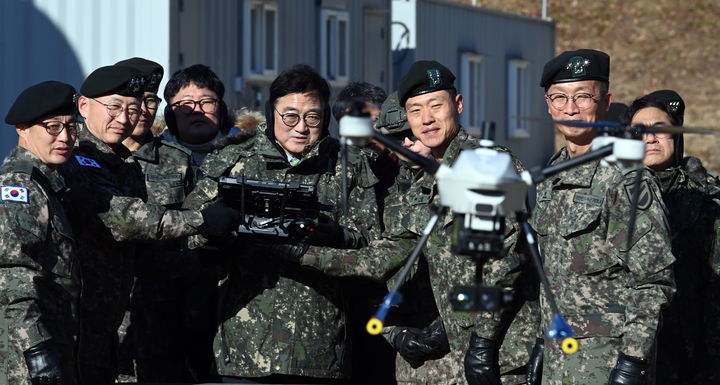 [서울=뉴시스] 국회사진기자단 = 우원식 국회의장이 26일 오전 경기 양평군 옥천면 제11기동사단 108기계화보병대대에서 드론을 시연해 보고 있다. 2025.12.26. photo@newsis.com *재판매 및 DB 금지
