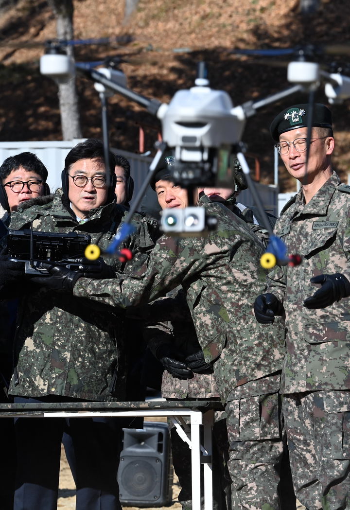 [서울=뉴시스] 국회사진기자단 = 우원식 국회의장이 26일 오전 경기 양평군 옥천면 제11기동사단 108기계화보병대대에서 드론을 시연해 보고 있다. 2025.12.26. photo@newsis.com *재판매 및 DB 금지