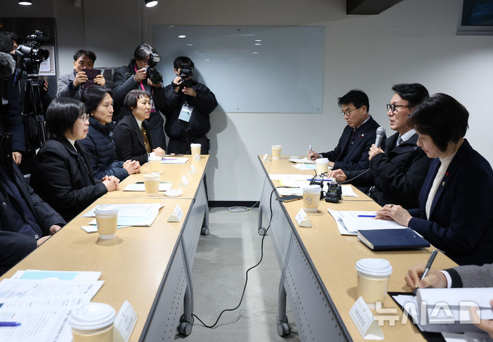 [서울=뉴시스] 배훈식 기자 = 겨울철 취약계층 현장방문에 나선 김민석 국무총리가 26일 오후 서울 종로구 창신동쪽방상담소에서 현장 간담회를 하고 있다. 2025.12.26. dahora83@newsis.com