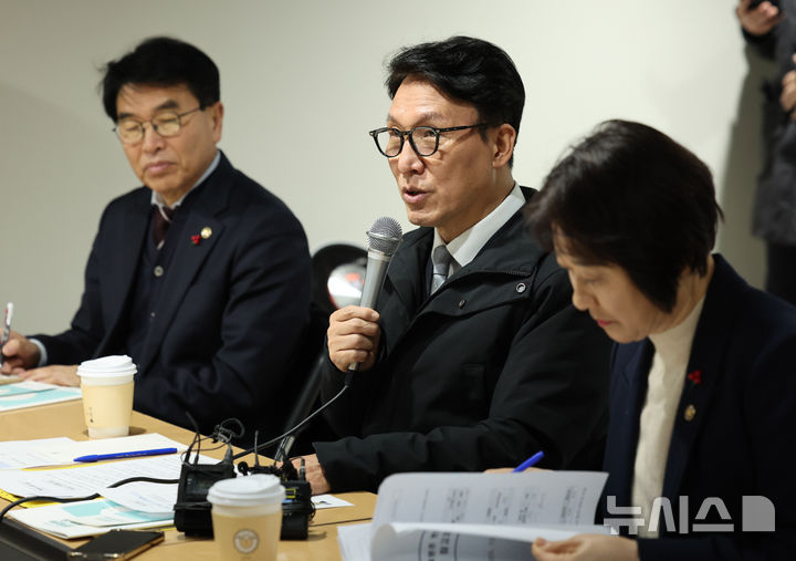 [서울=뉴시스] 배훈식 기자 = 겨울철 취약계층 현장방문에 나선 김민석 국무총리가 26일 오후 서울 종로구 창신동쪽방상담소에서 열린 현장 간담회에서 발언하고 있다. 2025.12.26. dahora83@newsis.com