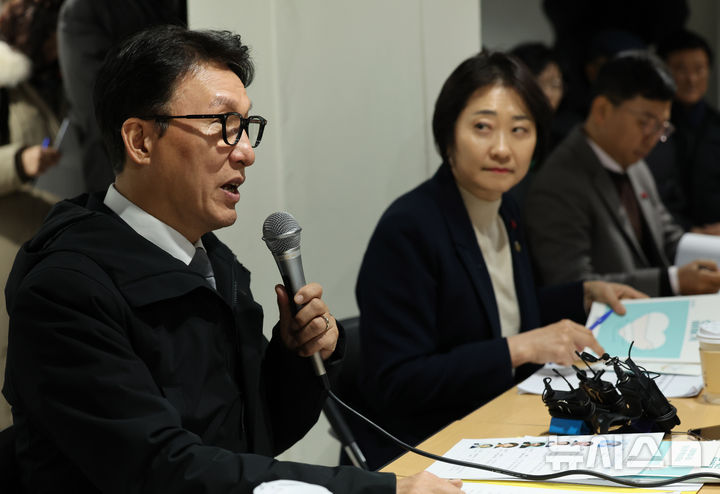 [서울=뉴시스] 배훈식 기자 = 겨울철 취약계층 현장방문에 나선 김민석 국무총리가 26일 오후 서울 종로구 창신동쪽방상담소에서 열린 현장 간담회에서 발언하고 있다. 2025.12.26. dahora83@newsis.com