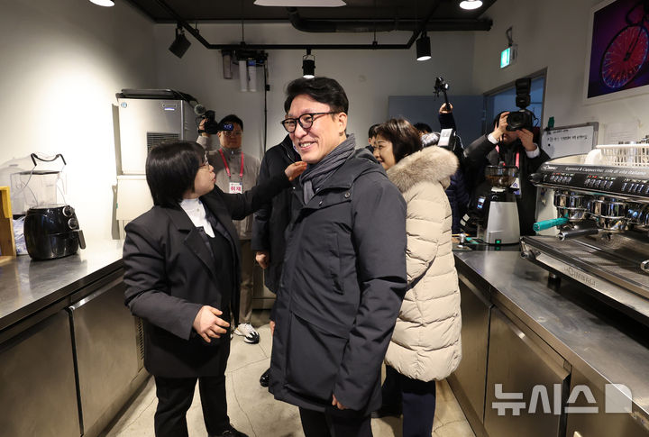 [서울=뉴시스] 배훈식 기자 = 겨울철 취약계층 현장방문에 나선 김민석 국무총리가 26일 오후 서울 종로구 창신동쪽방상담소 카페 시설을 둘러보고 있다. 2025.12.26. dahora83@newsis.com