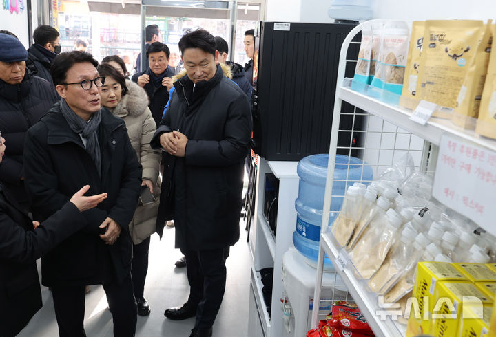 [서울=뉴시스] 배훈식 기자 = 겨울철 취약계층 현장방문에 나선 김민석 국무총리가 26일 오후 서울 종로구 창신동 동행스토어 온기창고를 둘러보고 있다. 2025.12.26. dahora83@newsis.com
