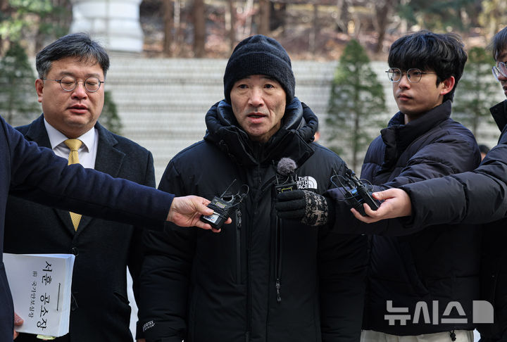 [서울=뉴시스] 정병혁 기자 = 서해 공무원 피격사건의 유가족 이래진 씨가 지난해 12월 26일 서울 서초구 서울중앙지방법원에서 열린 '서해 공무원 피격 사건' 은폐 시도 및 '월북몰이' 사건 선고기일에 출석하며 취재진 질문에 답하고 있다. (공동취재) 2025.12.26. photo@newsis.com