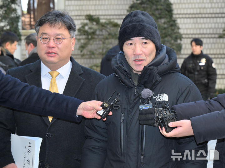 [서울=뉴시스] 정병혁 기자 = 서해 공무원 피격사건의 유가족 이래진 씨가 지난해 12월 26일 서울 서초구 서울중앙지방법원에서 열린 '서해 공무원 피격 사건' 은폐 시도 및 '월북몰이' 사건 선고기일에 출석하며 취재진 질문에 답하고 있다. (공동취재) 2025.12.26. photo@newsis.com