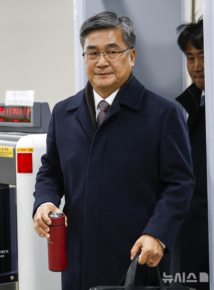[서울=뉴시스] 정병혁 기자 = '서해 공무원 피격 사건' 은폐 시도 및 '월북몰이' 혐의로 재판에 넘겨진 서욱 전 국방부 장관이 선고기일을 마친 뒤 법원을 나서고 있다. 이날 서울중앙지법 형사합의25부(부장판사 지귀연)는 26일 서훈 전 청와대 안보실장, 박지원 전 국가정보원장, 서욱 전 국방부 장관, 김홍희 전 해양경찰청장, 노은채 전 국정원장 비서실장에게 무죄를 선고했다.2025.12.26. jhope@newsis.com