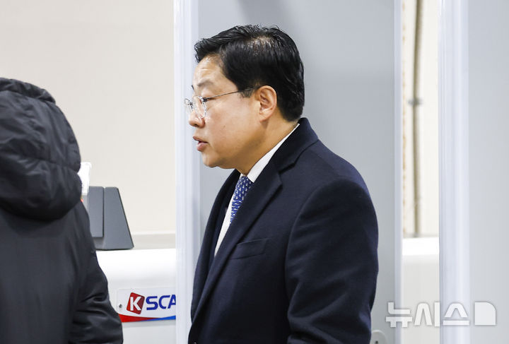 [서울=뉴시스] 정병혁 기자 = '서해 공무원 피격 사건' 은폐 시도 및 '월북몰이' 혐의로 재판에 넘겨진 노은채 전 국정원 비서실장이 선고기일을 마친 뒤 법원을 나서고 있다. 이날 서울중앙지법 형사합의25부(부장판사 지귀연)는 26일 서훈 전 청와대 안보실장, 박지원 전 국가정보원장, 서욱 전 국방부 장관, 김홍희 전 해양경찰청장, 노은채 전 국정원장 비서실장에게 무죄를 선고했다.2025.12.26. jhope@newsis.com