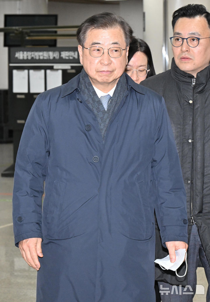 [서울=뉴시스] 정병혁 기자 = '서해 공무원 피격 사건' 은폐 시도 및 '월북몰이' 혐의로 재판에 넘겨진 서훈 전 국가안보실장이 선고기일을 마친 뒤 법원을 나서고 있다.이날 서울중앙지법 형사합의25부(부장판사 지귀연)는 26일 서훈 전 청와대 안보실장, 박지원 전 국가정보원장, 서욱 전 국방부 장관, 김홍희 전 해양경찰청장, 노은채 전 국정원장 비서실장에게 무죄를 선고했다. (공동취재) 2025.12.26. photo@newsis.com