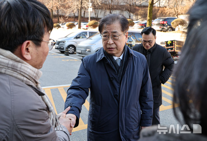 [서울=뉴시스] 정병혁 기자 = '서해 공무원 피격 사건' 은폐 시도 및 '월북몰이' 혐의로 재판에 넘겨진 서훈 전 국가안보실장이 선고기일을 마친 뒤 법원을 나서고 있다.이날 서울중앙지법 형사합의25부(부장판사 지귀연)는 26일 서훈 전 청와대 안보실장, 박지원 전 국가정보원장, 서욱 전 국방부 장관, 김홍희 전 해양경찰청장, 노은채 전 국정원장 비서실장에게 무죄를 선고했다. (공동취재) 2025.12.26. photo@newsis.com