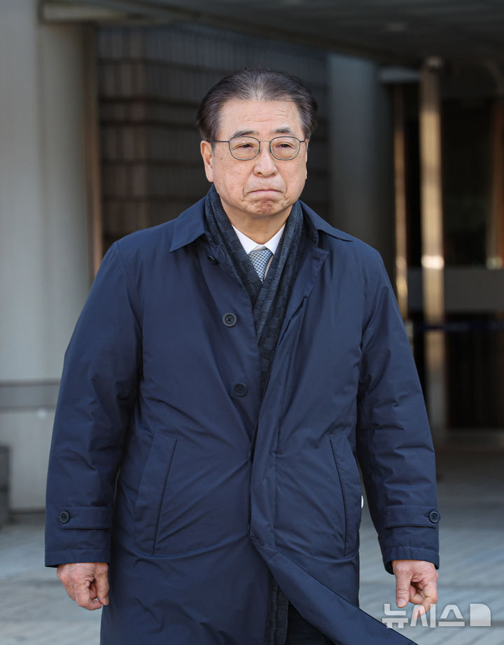 [서울=뉴시스] 정병혁 기자 = '서해 공무원 피격 사건' 은폐 시도 및 '월북몰이' 혐의로 재판에 넘겨진 서훈 전 국가안보실장이 선고기일을 마친 뒤 법원을 나서고 있다.이날 서울중앙지법 형사합의25부(부장판사 지귀연)는 26일 서훈 전 청와대 안보실장, 박지원 전 국가정보원장, 서욱 전 국방부 장관, 김홍희 전 해양경찰청장, 노은채 전 국정원장 비서실장에게 무죄를 선고했다. (공동취재) 2025.12.26. photo@newsis.com