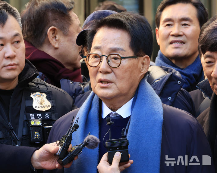 [서울=뉴시스] 정병혁 기자 = '서해 공무원 피격 사건' 은폐 시도 및 '월북몰이' 혐의로 재판에 넘겨진 박지원 전 국가정보원장이 26일 서울 서초구 서울중앙지방법원에서 선고기일을 마친 뒤 발언하고 있다.이날 서울중앙지법 형사합의25부(부장판사 지귀연)는 26일 서훈 전 청와대 안보실장, 박지원 전 국가정보원장, 서욱 전 국방부 장관, 김홍희 전 해양경찰청장, 노은채 전 국정원장 비서실장에게 무죄를 선고했다. (공동취재) 2025.12.26. photo@newsis.com