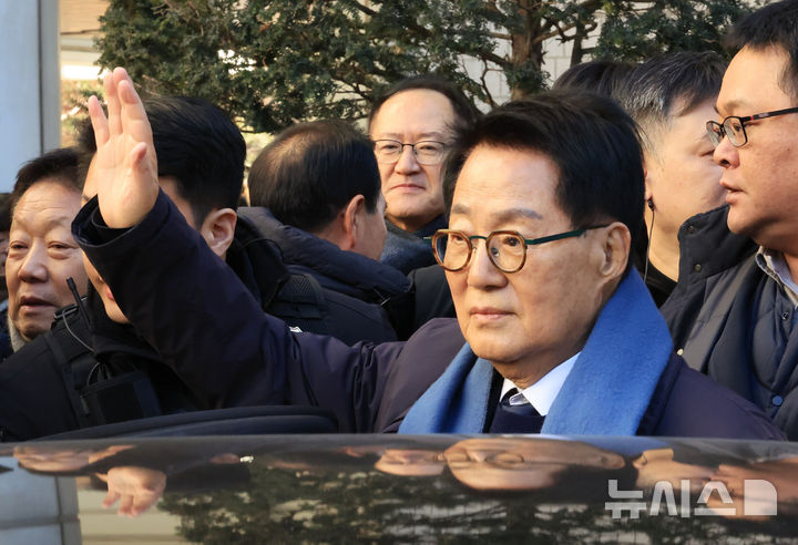 [서울=뉴시스] 정병혁 기자 = '서해 공무원 피격 사건' 은폐 시도 및 '월북몰이' 혐의로 재판에 넘겨진 박지원 전 국가정보원장이 26일 서울 서초구 서울중앙지방법원에서 선고기일을 마친 뒤 법원을 나서고 있다.이날 서울중앙지법 형사합의25부(부장판사 지귀연)는 26일 서훈 전 청와대 안보실장, 박지원 전 국가정보원장, 서욱 전 국방부 장관, 김홍희 전 해양경찰청장, 노은채 전 국정원장 비서실장에게 무죄를 선고했다. (공동취재) 2025.12.26. photo@newsis.com