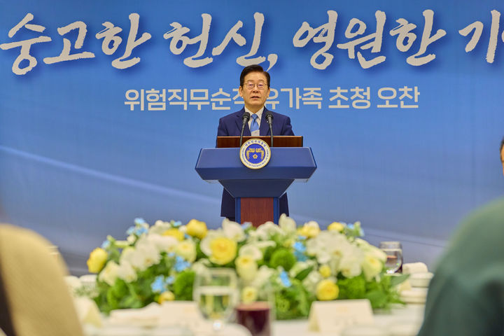 [서울=뉴시스] 최동준 기자 = 이재명 대통령이 26일 서울 용산 대통령실에서 열린 위험직무 순직 유가족 초청 오찬에서 발언하고 있다. (사진=대통령실 제공) 2025.12.26. photo@newsis.com *재판매 및 DB 금지