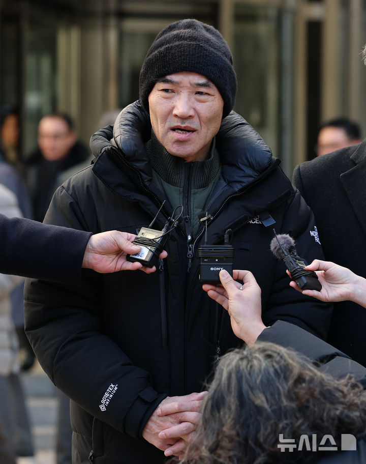 [서울=뉴시스] 정병혁 기자 = ‘서해 공무원 피격 사건’ 해양수산부 공무원 故이대준 씨의 친형 이래진 씨가 26일 서울 서초구 중앙지방법원에서 열린 1심 선고 공판을 마친 후 굳은 얼굴로 취재진 질문에 답하고 있다.이날 서울중앙지법 형사합의25부(부장판사 지귀연)는 26일 서훈 전 청와대 안보실장, 박지원 전 국가정보원장, 서욱 전 국방부 장관, 김홍희 전 해양경찰청장, 노은채 전 국정원장 비서실장에게 무죄를 선고했다. (공동취재) 2025.12.26. photo@newsis.com