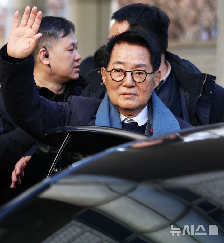 [서울=뉴시스] 정병혁 기자 = '서해 공무원 피격 사건' 은폐 시도 및 '월북몰이' 혐의로 재판에 넘겨진 박지원 전 국가정보원장이 26일 서울 서초구 서울중앙지방법원에서 열린 선고공판을 마친 뒤 발언하고 있다.이날 서울중앙지법 형사합의25부(부장판사 지귀연)는 26일 서훈 전 청와대 안보실장, 박지원 전 국가정보원장, 서욱 전 국방부 장관, 김홍희 전 해양경찰청장, 노은채 전 국정원장 비서실장에게 무죄를 선고했다. (공동취재) 2025.12.26. photo@newsis.com