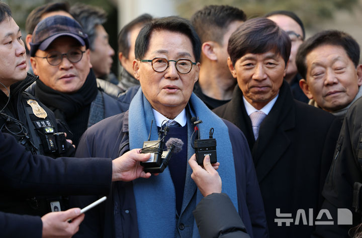 [서울=뉴시스] 정병혁 기자 = '서해 공무원 피격 사건' 은폐 시도 및 '월북몰이' 혐의로 재판에 넘겨진 박지원 전 국가정보원장이 지난 26일 서울 서초구 서울중앙지방법원에서 열린 선고공판을 마친 뒤 발언하고 있다. 이날 서울중앙지법 형사합의25부(부장판사 지귀연)는 26일 서훈 전 청와대 안보실장, 박지원 전 국가정보원장, 서욱 전 국방부 장관, 김홍희 전 해양경찰청장, 노은채 전 국정원장 비서실장에게 무죄를 선고했다. (공동취재) 2025.12.26. photo@newsis.com