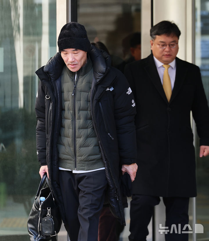 [서울=뉴시스] 정병혁 기자 = ‘서해 공무원 피격 사건’ 해양수산부 공무원 故이대준 씨의 친형 이래진 씨가 26일 서울 서초구 중앙지방법원에서 열린 1심 선고 공판을 마친 후 굳은 얼굴로 법정을 나서고 있다. 이날 서울중앙지법 형사합의25부(부장판사 지귀연)는 26일 서훈 전 청와대 안보실장, 박지원 전 국가정보원장, 서욱 전 국방부 장관, 김홍희 전 해양경찰청장, 노은채 전 국정원장 비서실장에게 무죄를 선고했다. (공동취재) 2025.12.26. photo@newsis.com