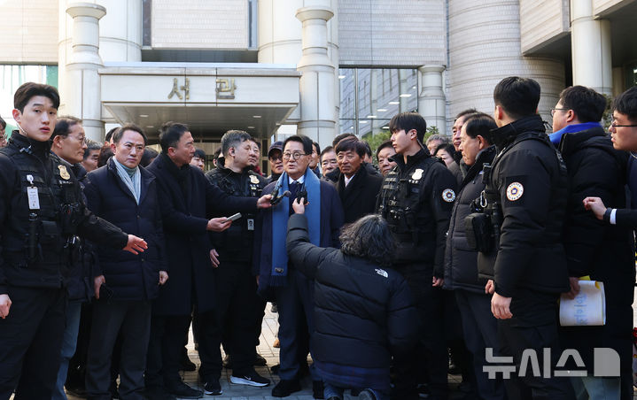 [서울=뉴시스] 정병혁 기자 = '서해 공무원 피격 사건' 은폐 시도 및 '월북몰이' 혐의로 재판에 넘겨진 박지원 전 국가정보원장이 26일 서울 서초구 서울중앙지방법원에서 열린 선고공판을 마친 뒤 발언하고 있다.이날 서울중앙지법 형사합의25부(부장판사 지귀연)는 26일 서훈 전 청와대 안보실장, 박지원 전 국가정보원장, 서욱 전 국방부 장관, 김홍희 전 해양경찰청장, 노은채 전 국정원장 비서실장에게 무죄를 선고했다. (공동취재) 2025.12.26. photo@newsis.com
