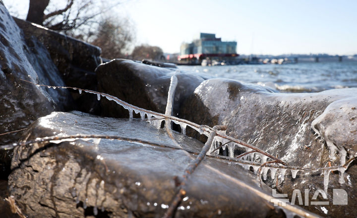 [서울=뉴시스] 김선웅 기자 = 서울 최저기온이 -12도를 기록하며 올해 첫 한파주의보가 발효된 26일 서울 서초구 반포동 한강변에 얼음이 얼어있다. 2025.12.26. mangusta@newsis.com