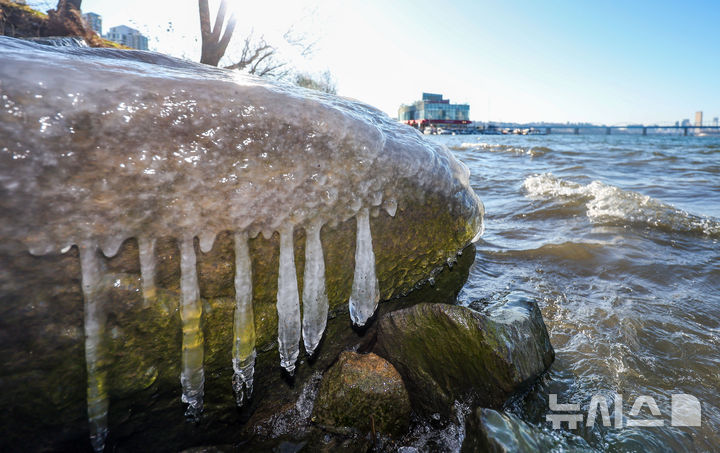 [서울=뉴시스] 김선웅 기자 = 서울 최저기온이 -12도를 기록하며 올해 첫 한파주의보가 발효된 26일 서울 서초구 반포동 한강변에 얼음이 얼어있다. 2025.12.26. mangusta@newsis.com