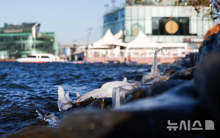 [서울=뉴시스] 김선웅 기자 = 서울 최저기온이 -12도를 기록하며 올해 첫 한파주의보가 발효된 26일 서울 서초구 반포동 한강변에 얼음이 얼어있다. 2025.12.26. mangusta@newsis.com
