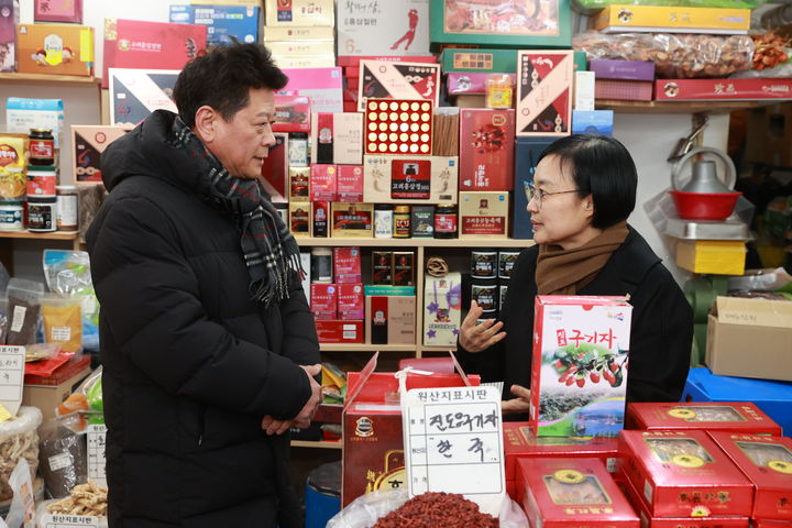 [서울=뉴시스] 김근수 기자 = 한성숙 중소벤처기업부 장관이 지난달 26일 서울 동대문구 경동시장을 방문해 상인과 대화하고 있다. (사진= 중소벤처기업부 제공) 2026.01.15. photo@newsis.com *재판매 및 DB 금지