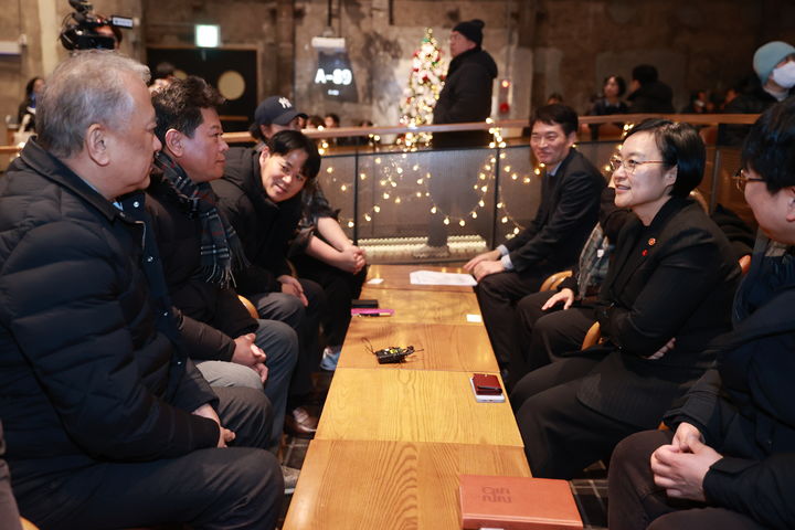 [서울=뉴시스] 김근수 기자 = 한성숙 중소벤처기업부 장관이 지난 26일 서울 동대문구 경동시장을 방문해 청년 상인들과 차담회를 하고 있다. (사진= 중소벤처기업부 제공) 2025.12.29. photo@newsis.com *재판매 및 DB 금지