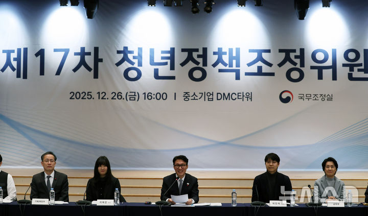 [서울=뉴시스] 배훈식 기자 = 김민석 국무총리가 26일 오후 서울 마포구 중소기업DMC타워에서 열린 제17차 청년정책조정위원회에서 발언하고 있다. 2025.12.26. dahora83@newsis.com