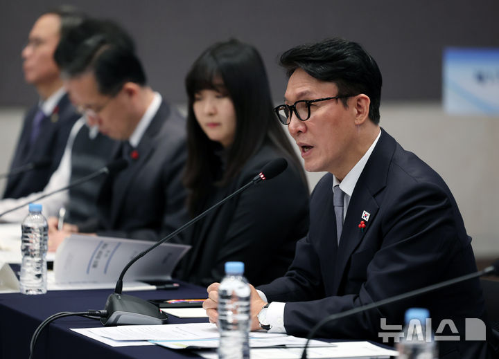 [서울=뉴시스] 배훈식 기자 = 김민석 국무총리가 26일 오후 서울 마포구 중소기업DMC타워에서 열린 제17차 청년정책조정위원회에서 발언하고 있다. 2025.12.26. dahora83@newsis.com