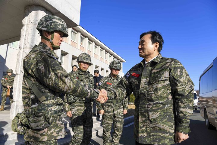 [서울=뉴시스] 김근수 기자 = 안규백 국방부 장관이 26일 해병대 1사단을 방문해 부대 장병들과 악수를 나누고 있다. (사진= 국방부 제공) 2025.12.26. photo@newsis.com *재판매 및 DB 금지