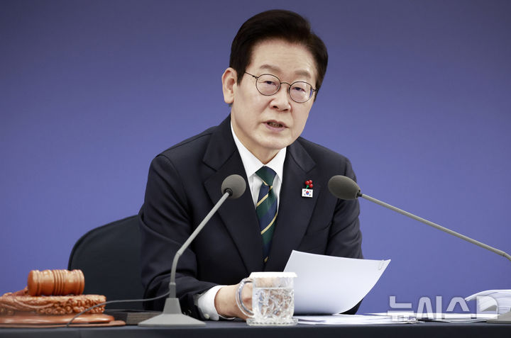 [부산=뉴시스] 최동준 기자 = 이재명 대통령이 23일 부산 동구 해양수산부 청사에서 열린 국무회의에서 발언하고 있다. 2025.12.23. photocdj@newsis.com