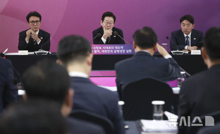 [부산=뉴시스] 최동준 기자 = 이재명 대통령이 23일 부산 동구 해양수산부 청사에서 열린 해수부 업무보고에서 김성범 해양수산부 차관의 발언을 듣고 있다. 2025.12.23. photocdj@newsis.com