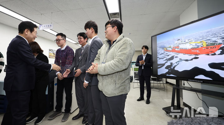 [부산=뉴시스] 최동준 기자 = 이재명 대통령이 23일 개청한 부산 동구 해양수산부에서 북극항로 추진단 직원들을 격려하고 있다. (대통령실통신사진기자단) 2025.12.23. photocdj@newsis.com