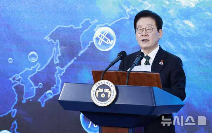 [부산=뉴시스] 최동준 기자 = 이재명 대통령이 23일 부산 동구 해양수산부 청사에서 열린 개청식에서 축사를 하고 있다. 2025.12.23. photocdj@newsis.com