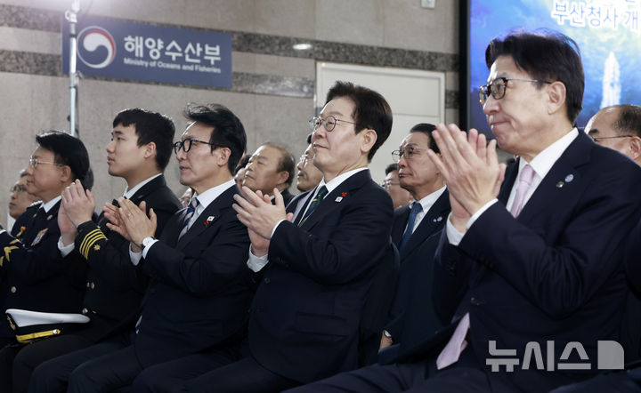 [부산=뉴시스] 최동준 기자 = 이재명 대통령이 23일 부산 동구 해양수산부 청사에서 열린 개청식에서 경과보고를 받고 박수치고 있다. 2025.12.23. photocdj@newsis.com