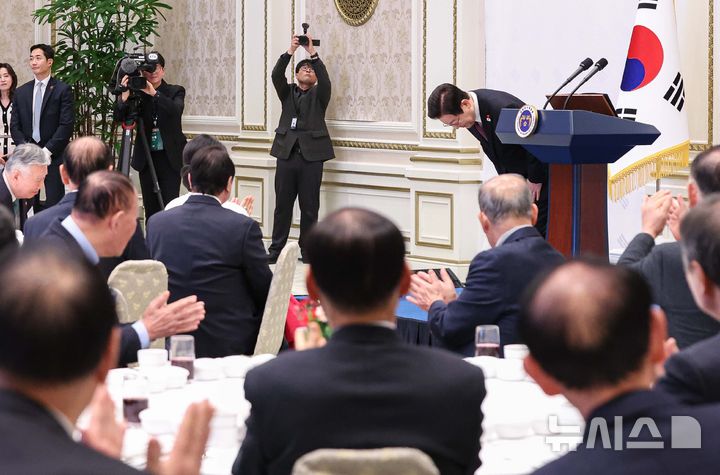 [서울=뉴시스] 고범준 기자 = 이재명 대통령이 22일 청와대 영빈관에서 열린 대한노인회 초청 오찬에서 인사하고 있다. (대통령실통신사진기자단) 2025.12.22. bjko@newsis.com