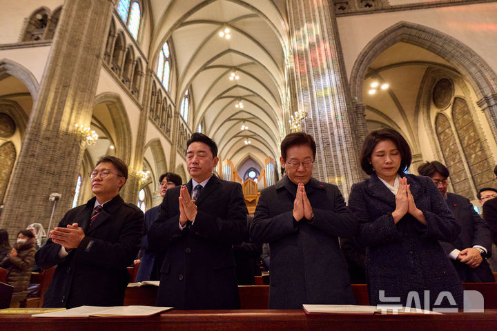 [서울=뉴시스] 최동준 기자 = 이재명 대통령과 김혜경 여사가 25일 서울 명동성당에서 열린 성탄 미사에 참석해 강훈식 비서실장, 김남준 대변인과 함께 기도하고 있다. (사진=대통령실 제공) 2025.12.25. photo@newsis.com *재판매 및 DB 금지
