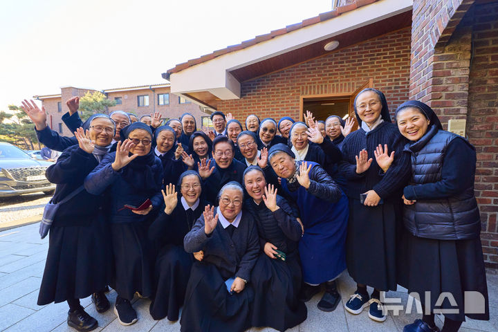 [서울=뉴시스] 최동준 기자 = 이재명 대통령과 김혜경 여사가 25일 인천 계양구 노틀담 수녀원을 방문해 수녀들과 성탄 인사를 나누며 기념촬영을 하고 있다. (사진=대통령실 제공) 2025.12.25. photo@newsis.com *재판매 및 DB 금지