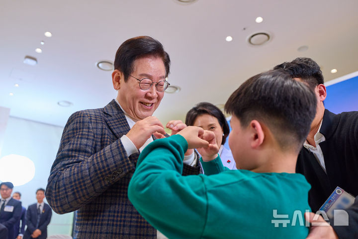 [서울=뉴시스] 최동준 기자 = 이재명 대통령이 24일 서울 서대문구 신촌세브란스 연세암병원 중입자치료센터에서 열린 희귀질환 환우·가족 간담회에서 환우들과 인사하고 있다. (사진=대통령실 제공) 2025.12.24. photo@newsis.com *재판매 및 DB 금지