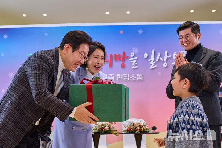 [서울=뉴시스] 최동준 기자 = 대통령실은 이재명 대통령과 김혜경 여사가 24일 서울 서대문구 신촌세브란스 연세암병원 중입자치료센터에서 열린 희귀질환 환우·가족 간담회 참석자들에게 선물을 전달하는 모습을 SNS에 공개했다. (사진=이재명 대통령 SNS) 2025.12.24. photo@newsis.com *재판매 및 DB 금지