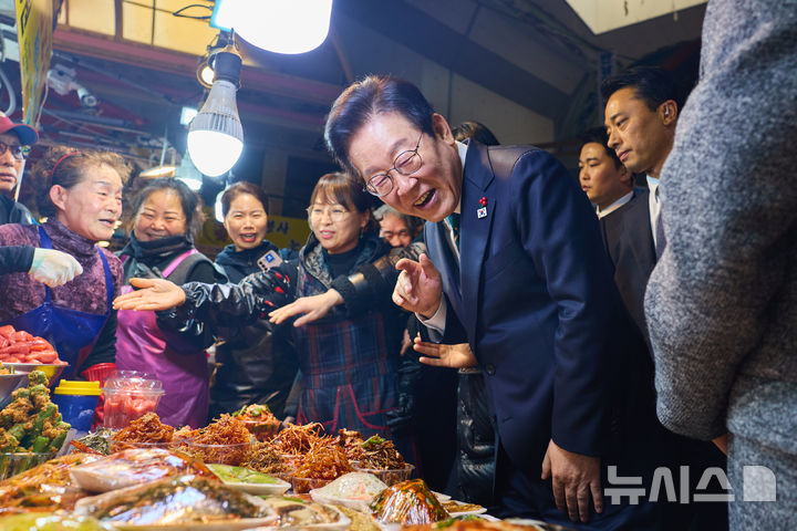 [서울=뉴시스] 이재명 대통령이 23일 부산진구 부전시장을 방문해 상인들과 만나 대화를 나누고 있다. (사진=대통령실 제공) 2025.12.23. photo@newsis.com *재판매 및 DB 금지