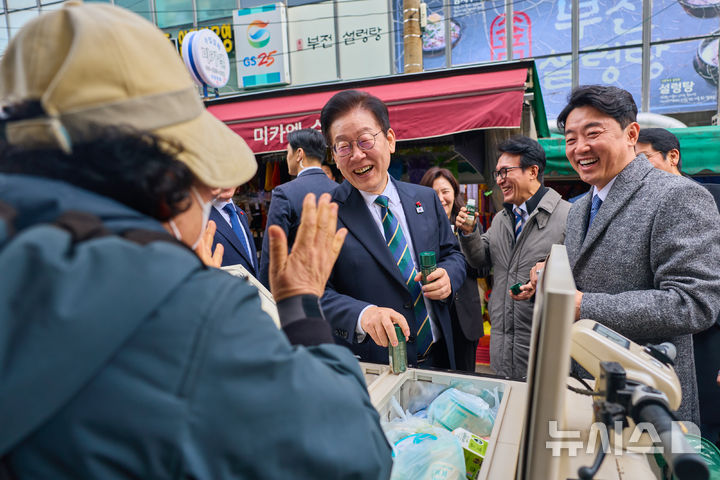 [서울=뉴시스] 이재명 대통령이 23일 부산진구 부전시장을 방문해 상인들과 만나 대화를 나누고 있다. (사진=대통령실 제공) 2025.12.23. photo@newsis.com *재판매 및 DB 금지