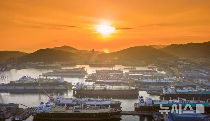 [거제=뉴시스] 조성우 기자 = 경남 거제시 한화오션 옥포조선소 너머로 해가 떠오르고 있다. 2026.01.01. xconfind@newsis.com