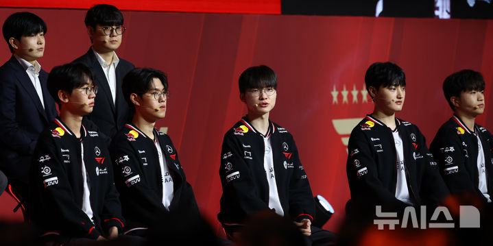 [서울=뉴시스] 박주성 기자 = Faker 이상혁 선수가 26일 오후 서울 잠실DN콜로세움에서 열린 T1 LoL 2026 시즌 출정식에 참석해 내년 시즌에 대한 각오를 말하고 있다. 2025.12.26. park7691@newsis.com